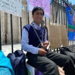 Docente invidente colapsa tras huelga de seis días