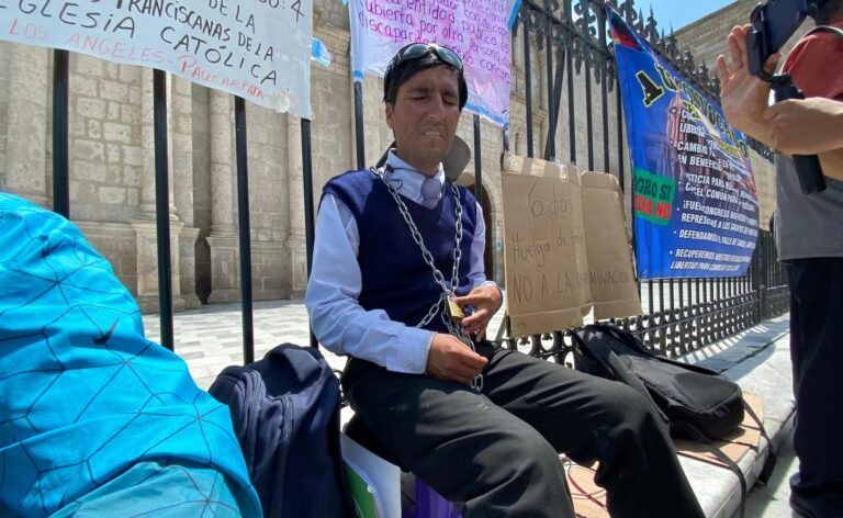 Docente invidente colapsa tras huelga de seis días