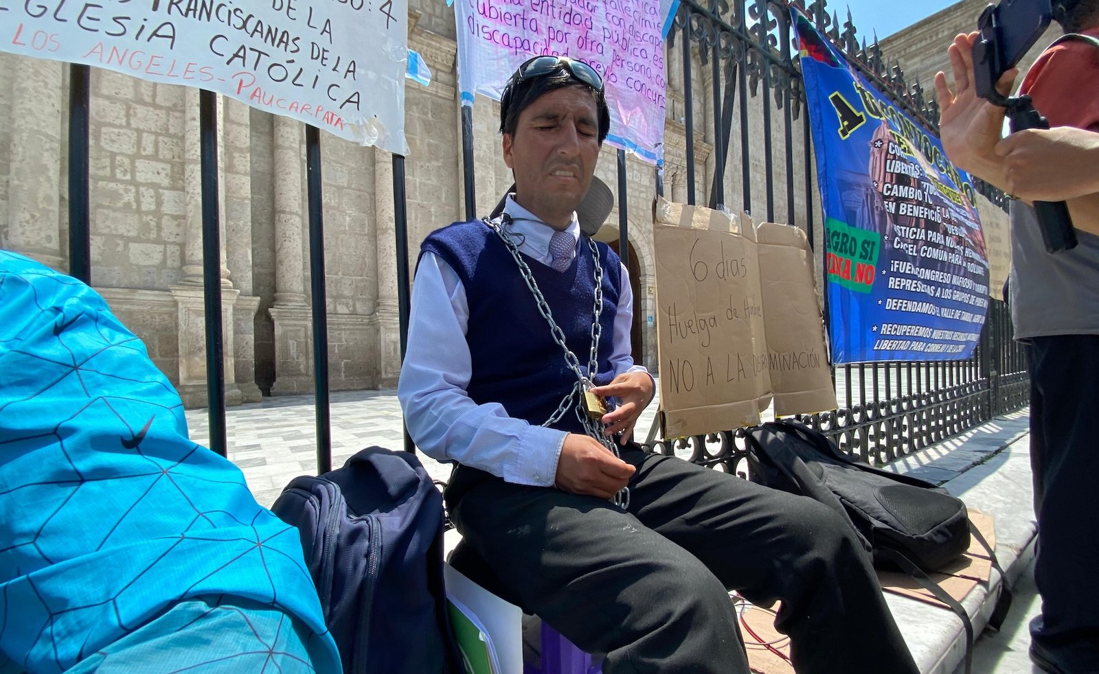 Docente invidente colapsa tras huelga de seis días