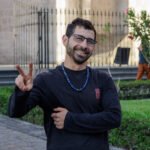 Franco Emiliano Morán dejó Argentina para recorrer Latinoamérica y encontró en la Ciudad Blanca el lugar donde nació Yachay, un emprendimiento que transforma minerales naturales en piezas únicas llenas de identidad y creatividad.