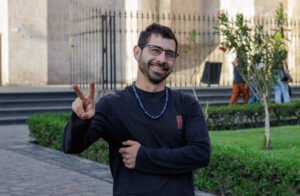 Franco Emiliano Morán dejó Argentina para recorrer Latinoamérica y encontró en la Ciudad Blanca el lugar donde nació Yachay, un emprendimiento que transforma minerales naturales en piezas únicas llenas de identidad y creatividad.