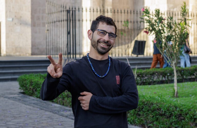Franco Emiliano Morán dejó Argentina para recorrer Latinoamérica y encontró en la Ciudad Blanca el lugar donde nació Yachay, un emprendimiento que transforma minerales naturales en piezas únicas llenas de identidad y creatividad.
