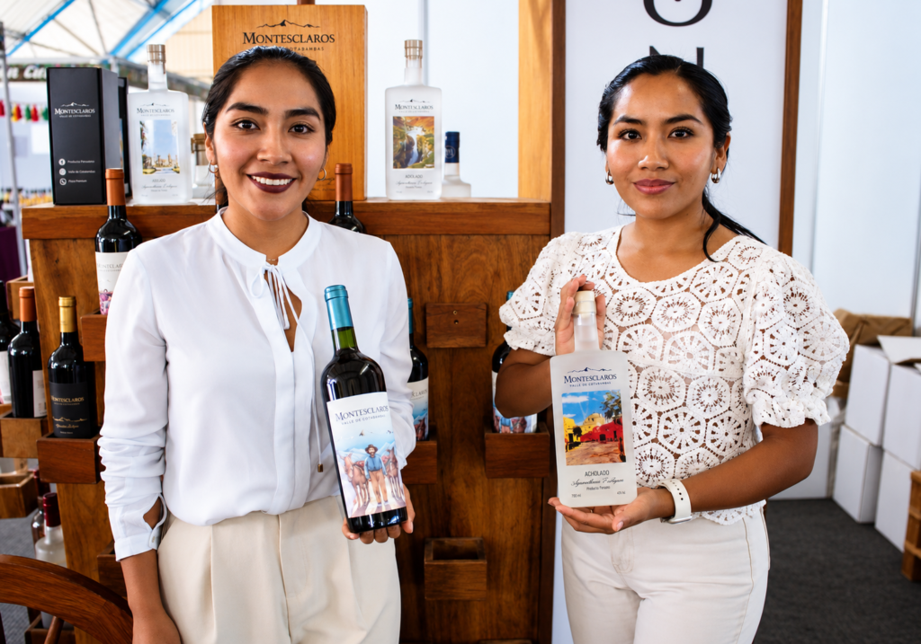 Promotoras de Montesclaros en feria artesanal